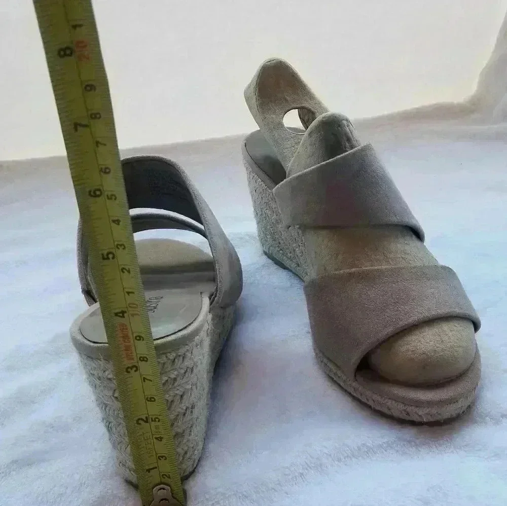 Susina wedge sandals size 8.5